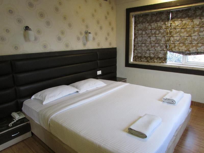 Hotel Emerald Калькутта Экстерьер фото