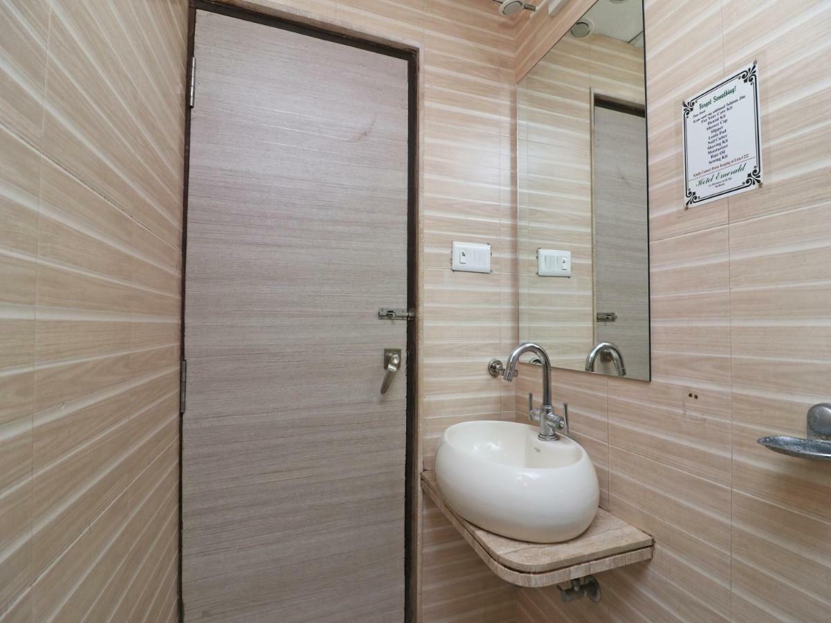 Hotel Emerald Калькутта Экстерьер фото